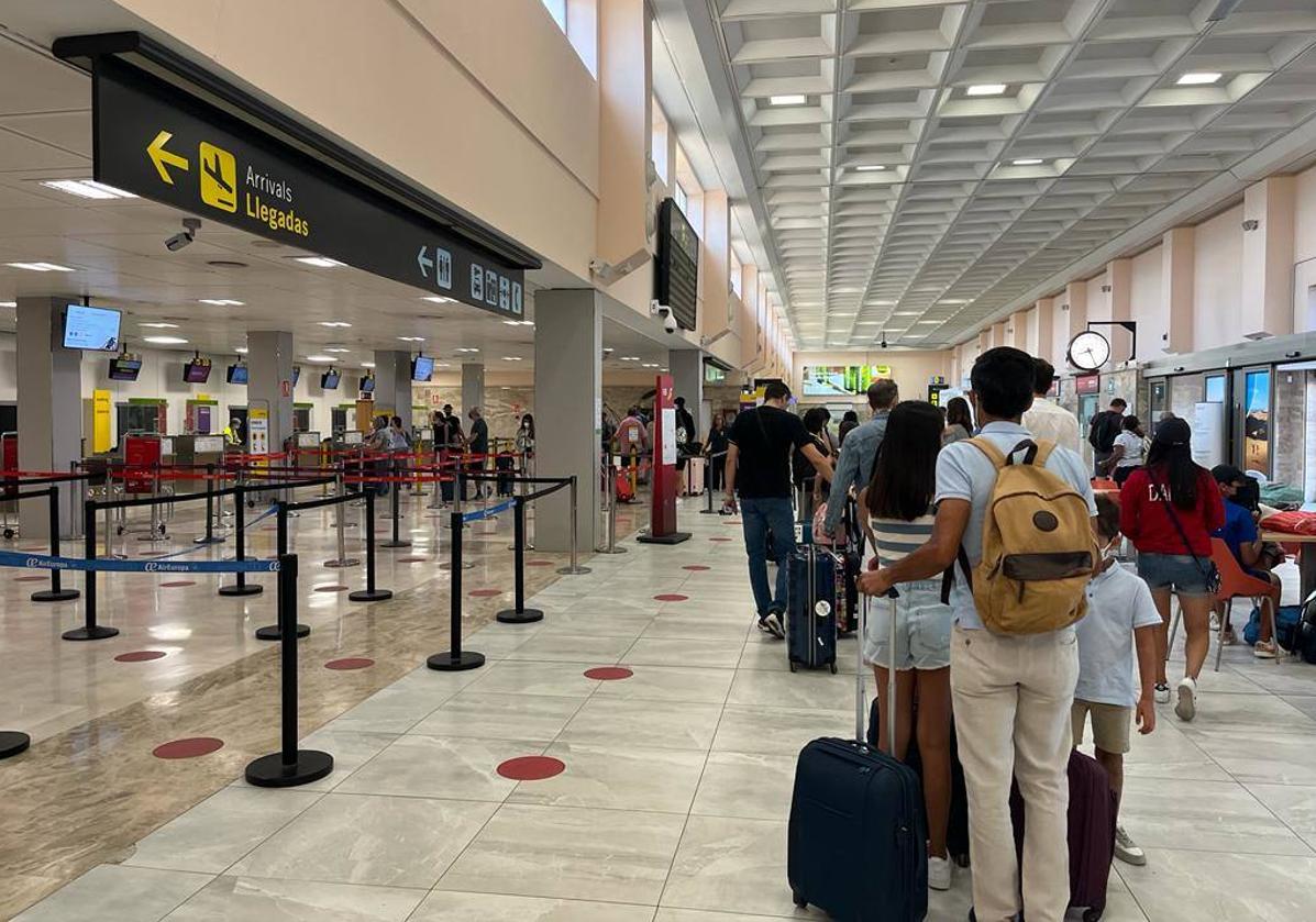 Cola en el aeropuerto de Granada, este verano.