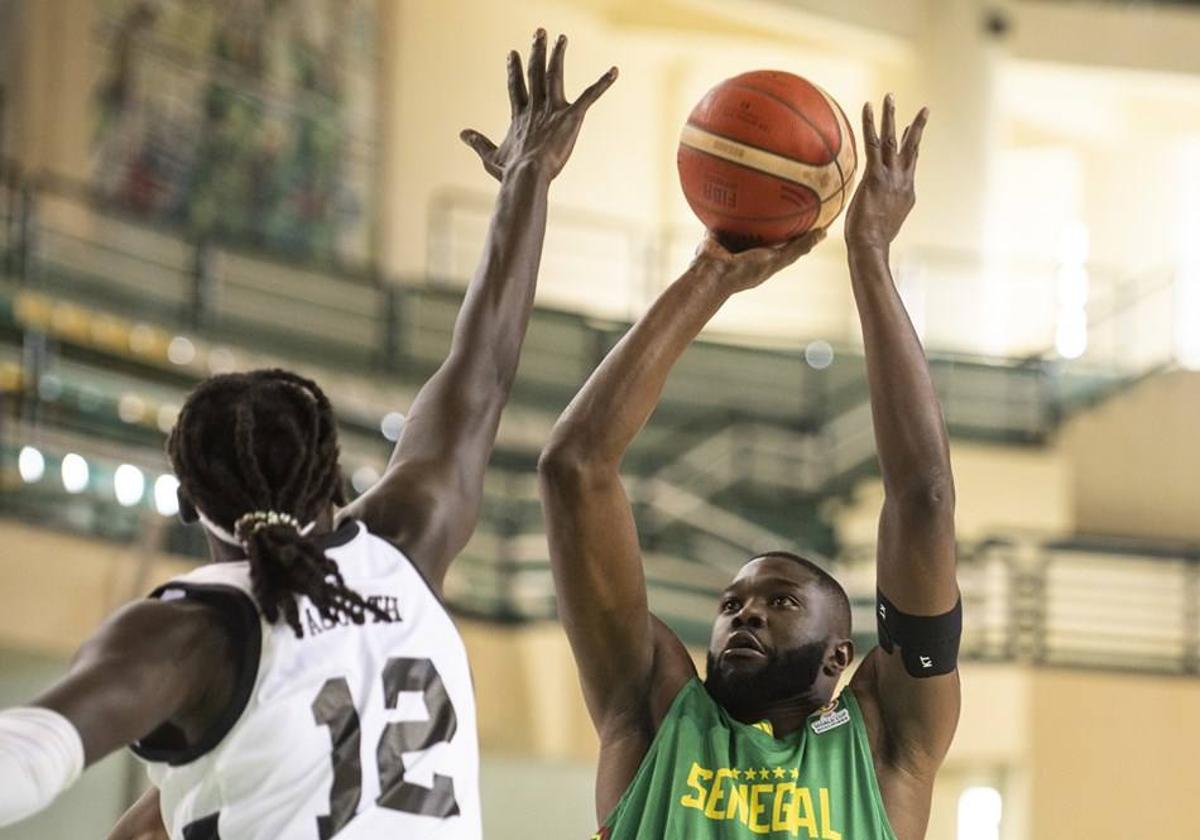 Youssou Ndoye lanza a canasta en el partido de Senegal jugado contra Sudán del Sur.