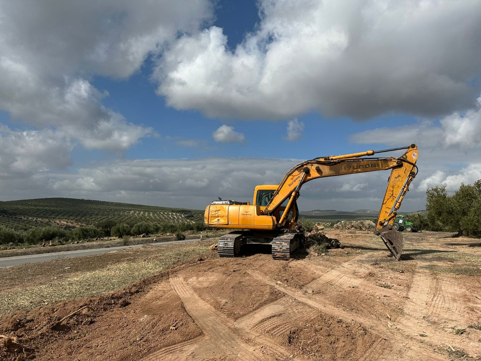 Maquinaria en las obras de ampliación de la A-306, que enlaza Jaén y Córdoba por El Carpio.