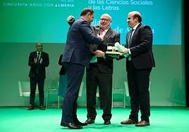 Francisco Alonso entrega el premio Bandera de Andalucía a Eduardo Peralta, director de IDEAL, y a Miguel Cárceles, delegado de IDEAL Almería.