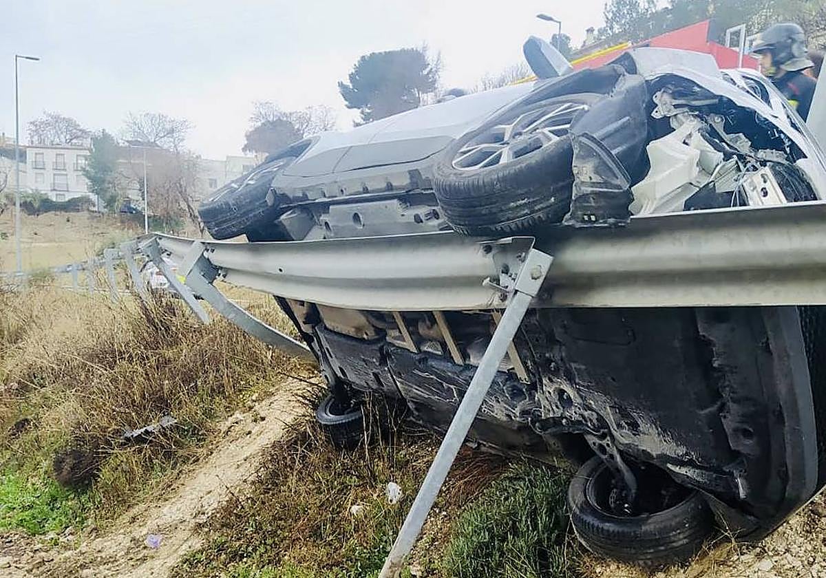 Accidente en la Carretera de Circunvalación en una salida de vía este sábado.