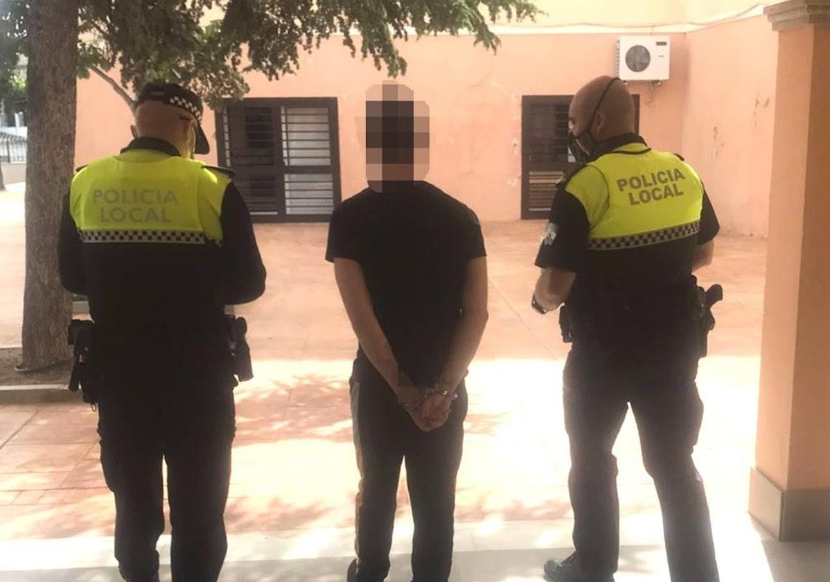 La Policía Local de Íllora junto al detenido.