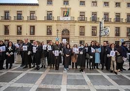 Los secretarios de la capital han vuelto a reivindicar un ajuste salarial este viernes en Plaza Nueva.