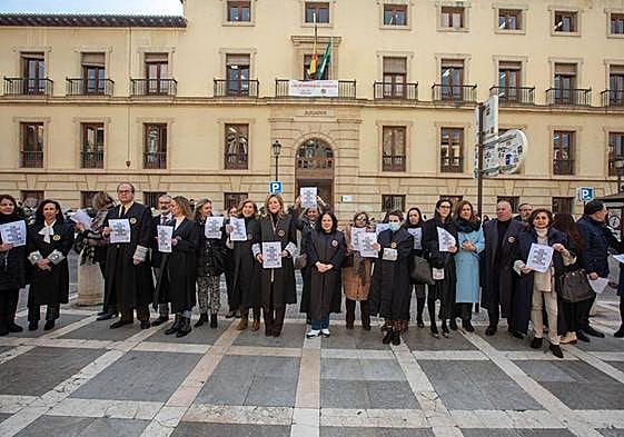 Los secretarios de la capital han vuelto a reivindicar un ajuste salarial este viernes en Plaza Nueva.