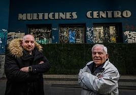 Miguel Prados y José García Cano, porteros de Multicines Centro, frente al edificio, abandonado desde hace 10 años.