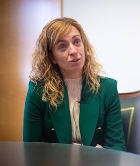 Imagen secundaria 2 - Berta Linares durante la entrevista.