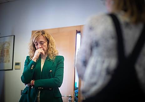 Imagen secundaria 1 - Berta Linares durante la entrevista.