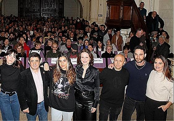 Foto de familia antes de empezar el acto. De izquierda a derecha, Vicky Luengo, Francisco Reyes, Carolina Yuste, Aitana Sánchez Gijón, Luis Alegre, Dani Rovira y Amaia Salamanca .