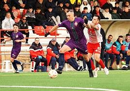 El torreño Toni intentando frenar a Antonio López.