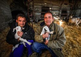 Sergio y Salvador Vizcaíno Martínez con dos chotillos recién nacidos.