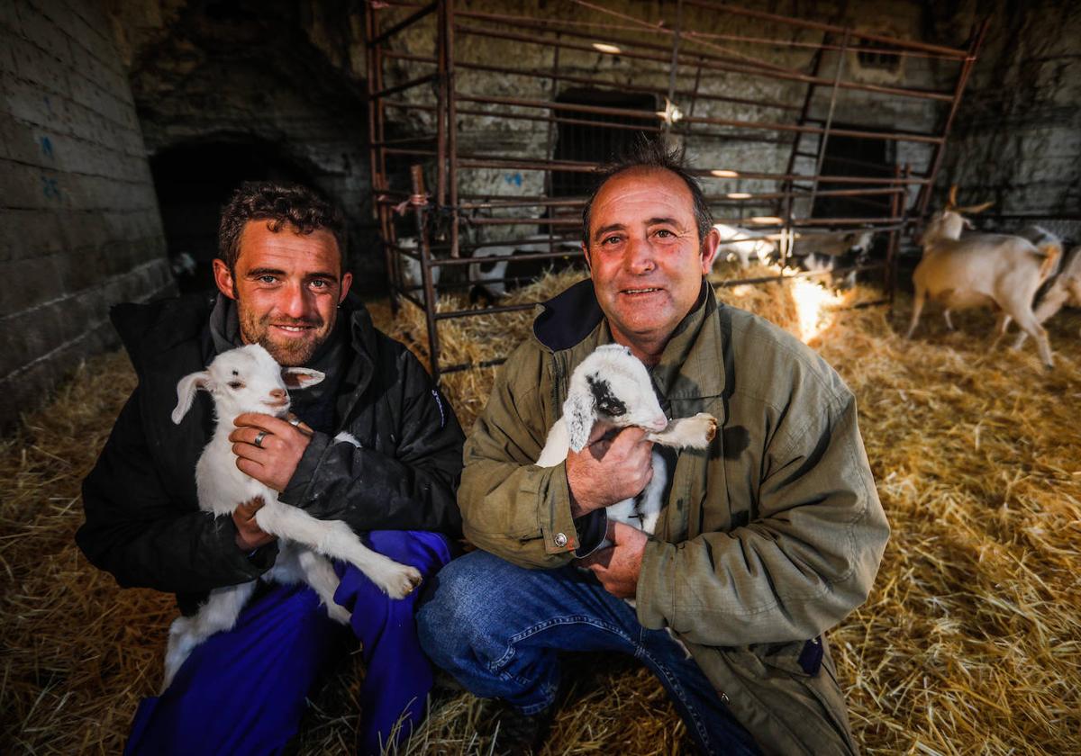 Sergio y Salvador Vizcaíno Martínez con dos chotillos recién nacidos.
