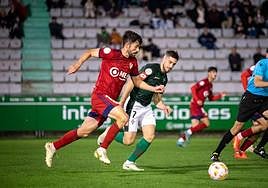 José Antonio Caro sacando el balón desde atrás en el partido de ida en A Malata.