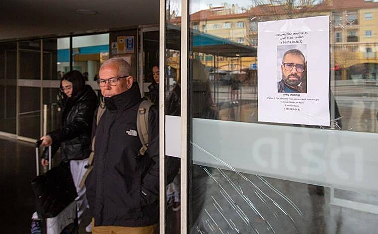 Imagen principal - Carteles que piden información sobre el paradero de Iván Montiel pegados en la estación de autobuses y en la Renfe. La hermana de Iván, Ruth Montiel, este domingo.