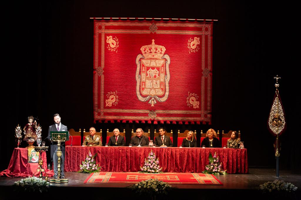 Luis Javier López, de pie, lee su pregón ante la mirada de las autoridades.