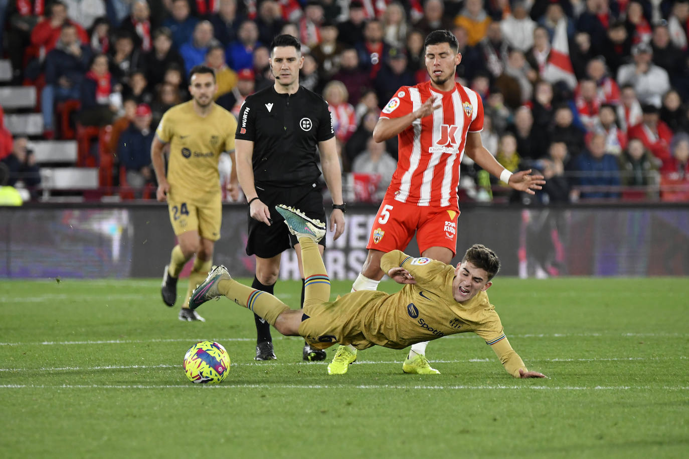 El Almería sella una victoria para dejar atrás el infierno