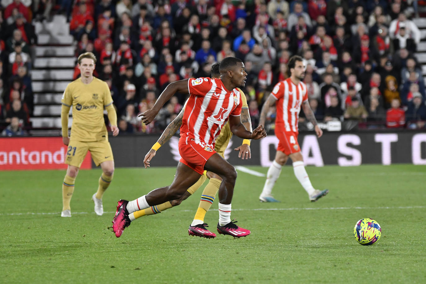 El Almería sella una victoria para dejar atrás el infierno