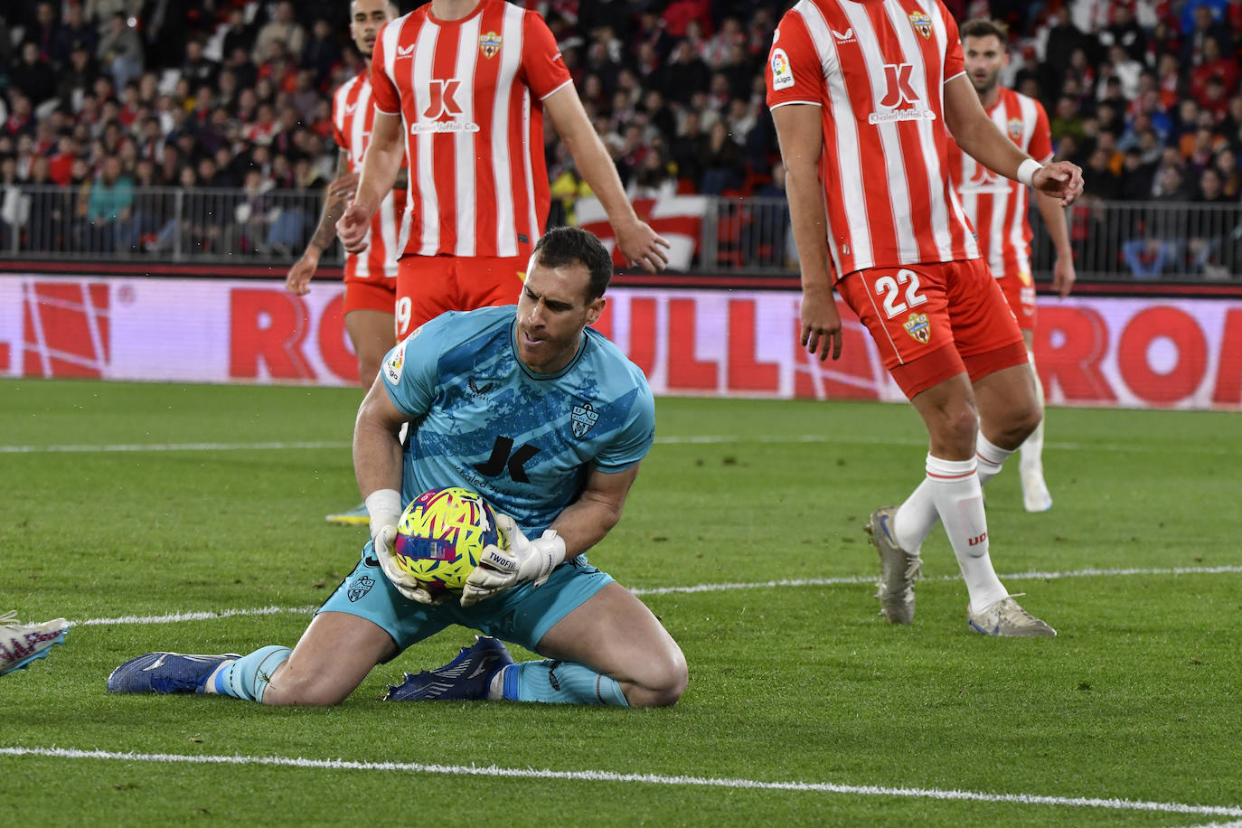 El Almería sella una victoria para dejar atrás el infierno