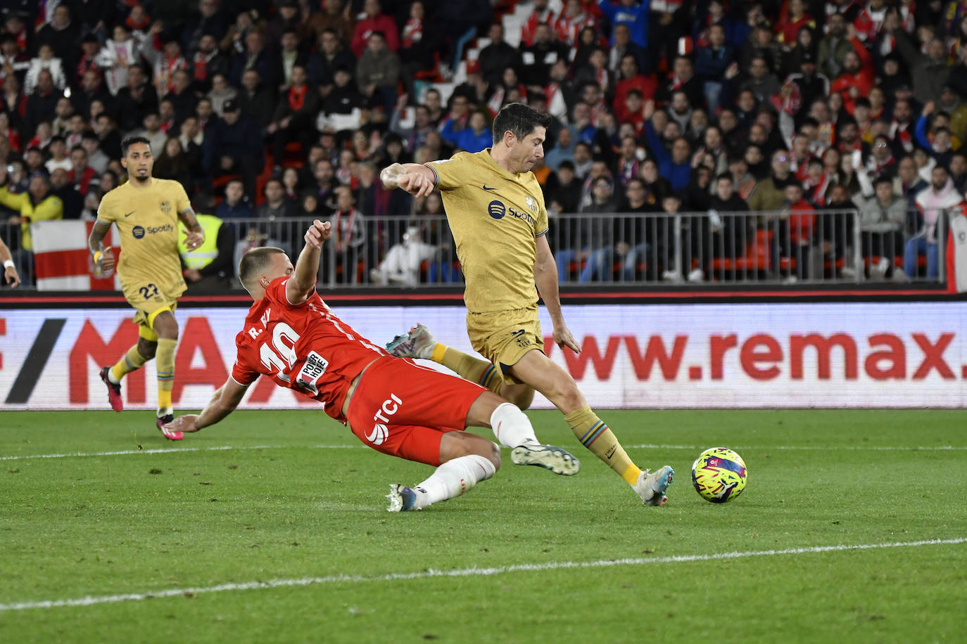 El Almería sella una victoria para dejar atrás el infierno