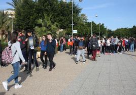 Alumnos de la Universidad de Almería durante un cambio de clase en el Campus de La Cañada.