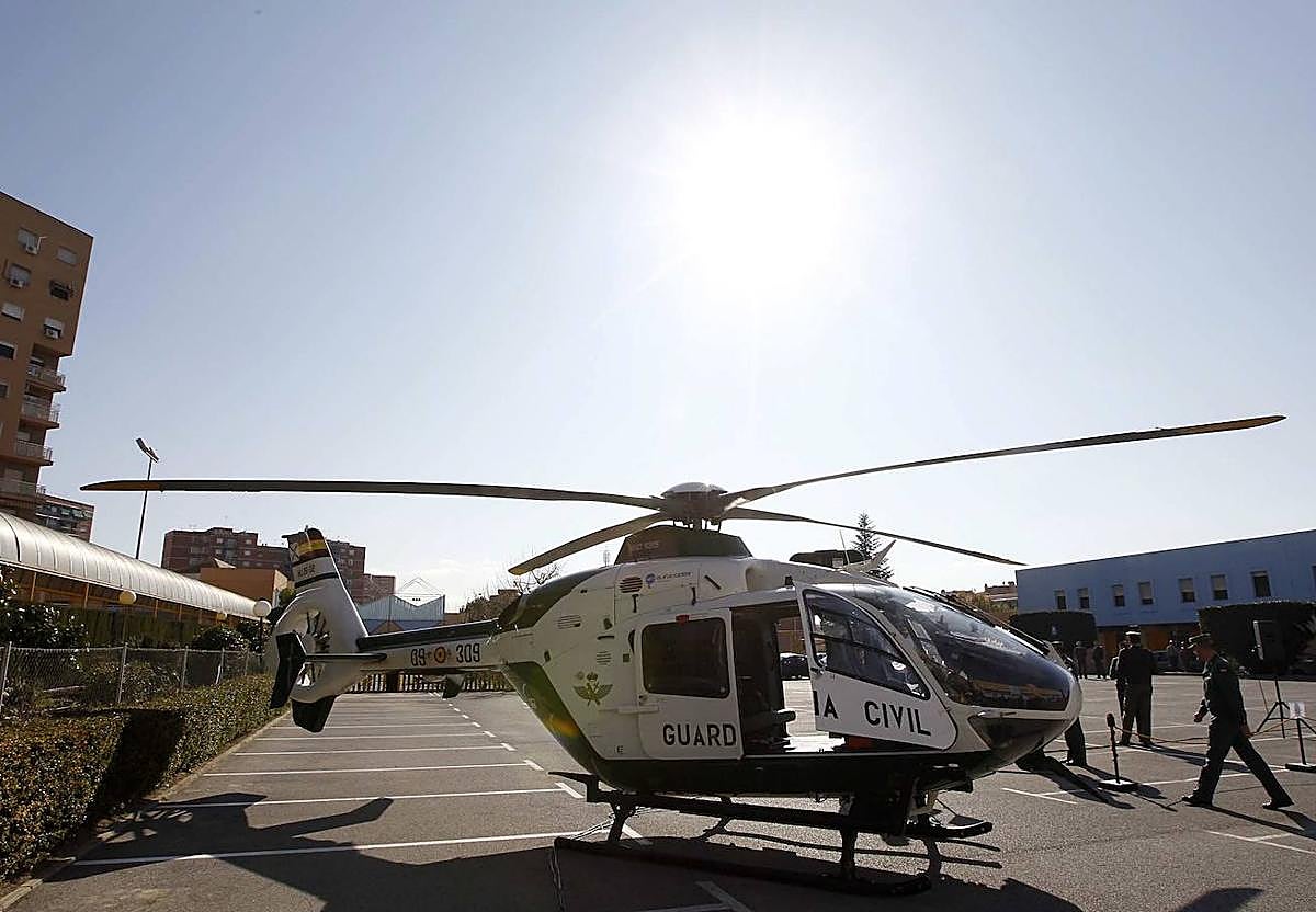 Tres horas de rescate, un helicóptero y una patrullera para socorrer a un hombre en Salobreña