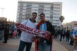 Hinchas de ambos equipos se hermanan en la previa del Granada-Málaga