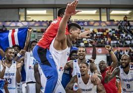 Almeida, el último a la derecha, celebra la clasificación de su Cabo Verde para el Mundial.