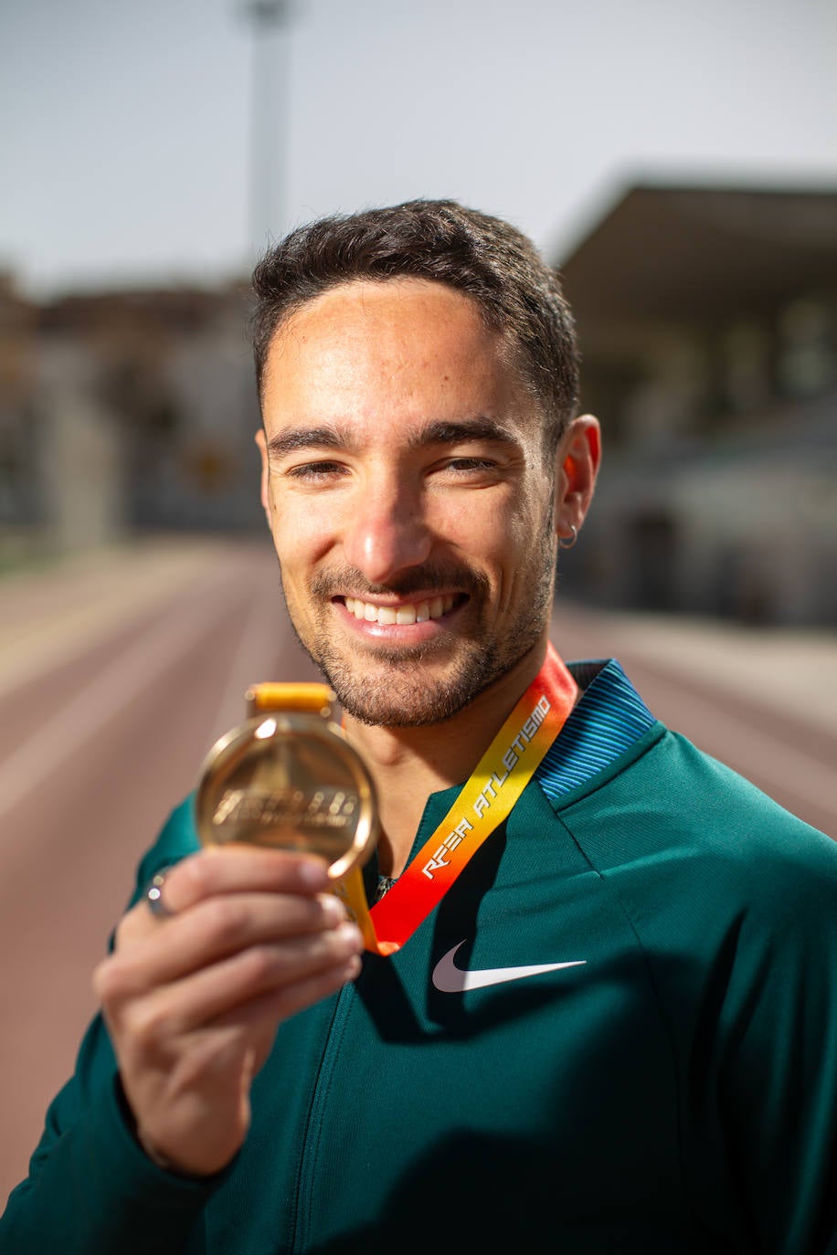 Ignacio Fontes, feliz con su medalla de oro.