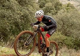 Michal Paluta peleando contra el barro en una de las pendientes de la Sierra de Jamilena.
