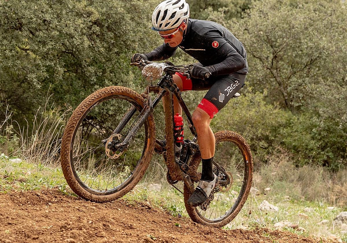Michal Paluta peleando contra el barro en una de las pendientes de la Sierra de Jamilena.