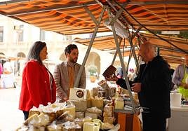 Yolanda Robles, organizadora de la feria, y el concejal Carlos Sánchez, en uno de los puestos en la Plaza Vieja.