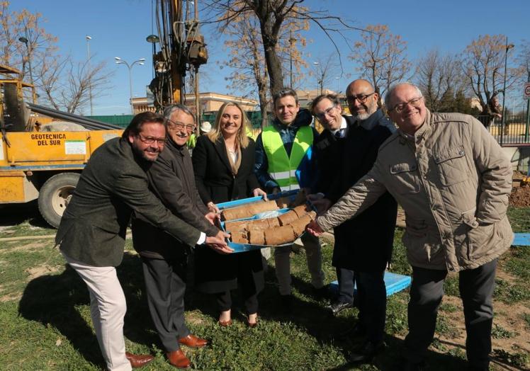 Marifrán Carazo en los terrenos, junto con más representantes políticos.