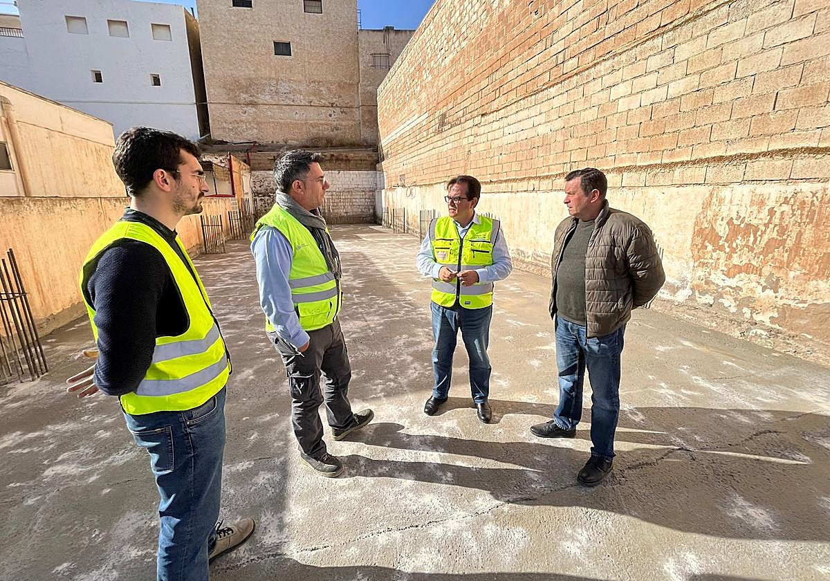 El diputado provincial Antonio J. Rodríguez visitó las obras junto al alcalde de Abla, Antonio Fernández.