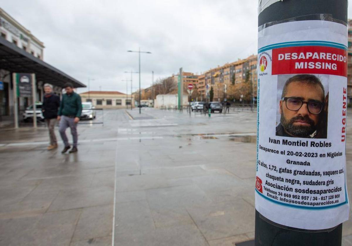 Uno de los carteles colocado en la estación de Renfe de Granada.