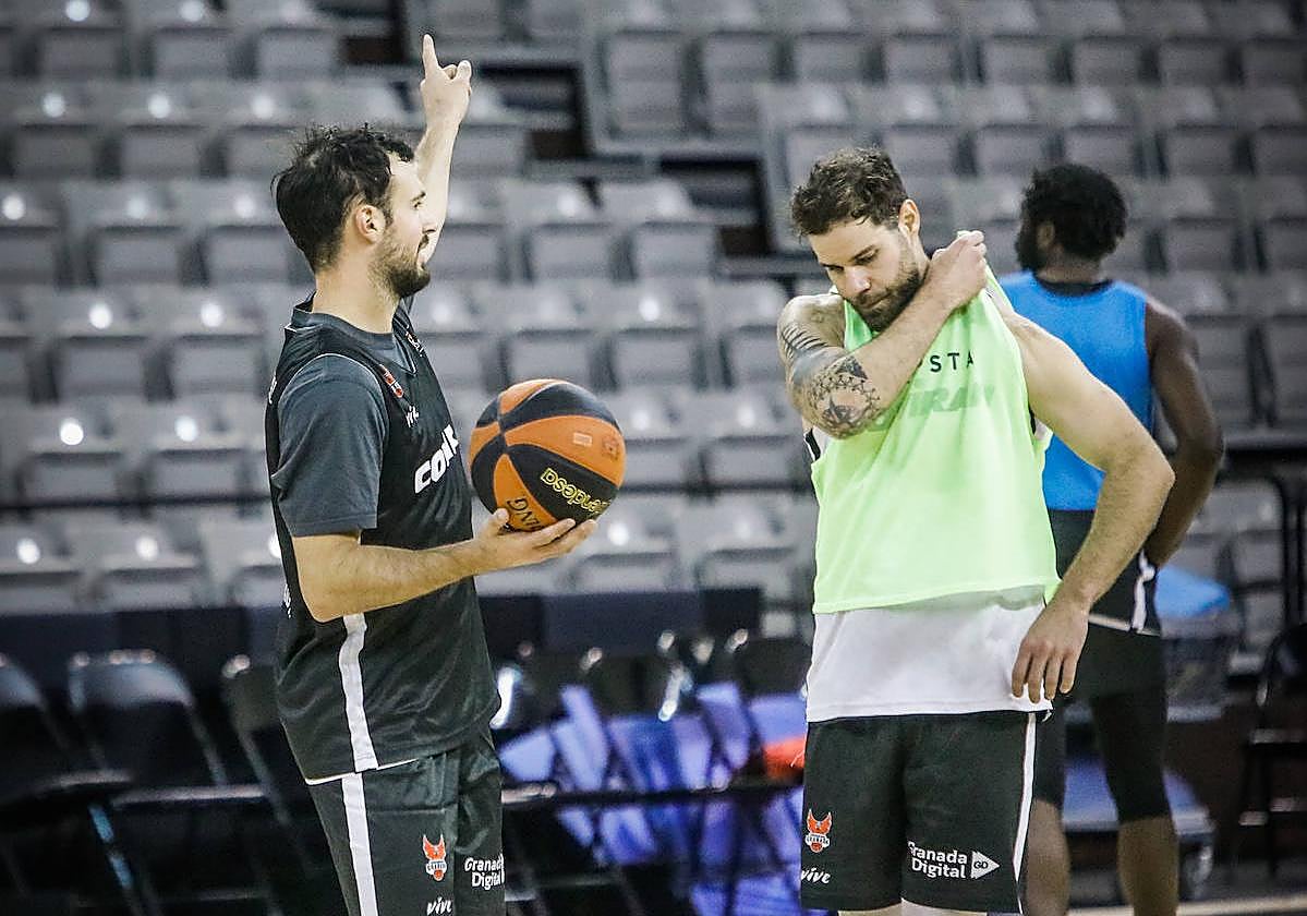 Lluís Costa sostiene un balón durante un entrenamiento.