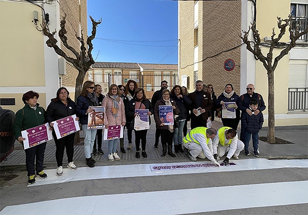 Pintan en un paso de cebra deMartos el lema sobre igualdad.