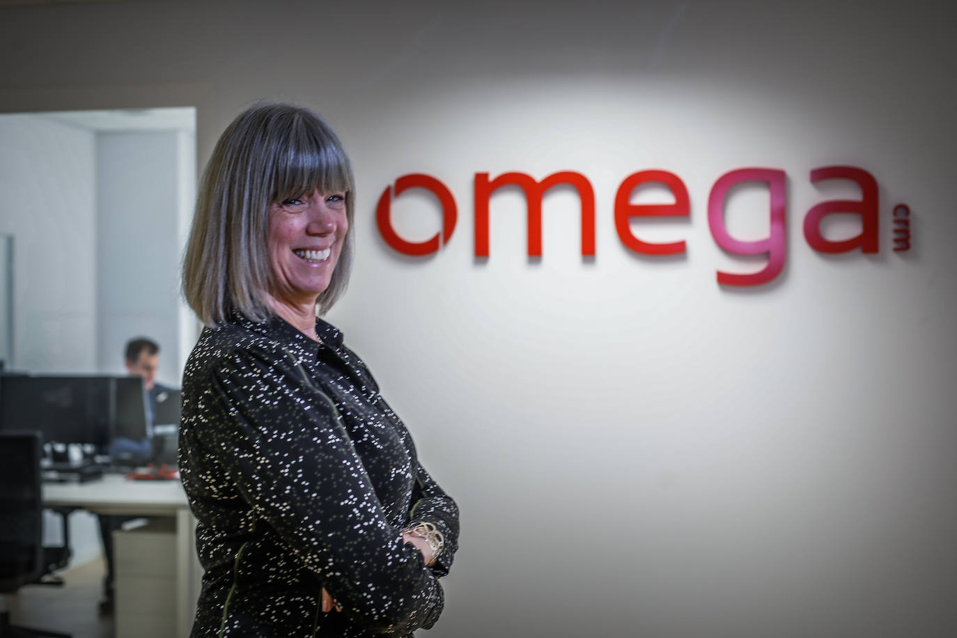 Imagen principal - La presidenta de Merkle EMEA en las oficinas de Omega CRM Granada. 