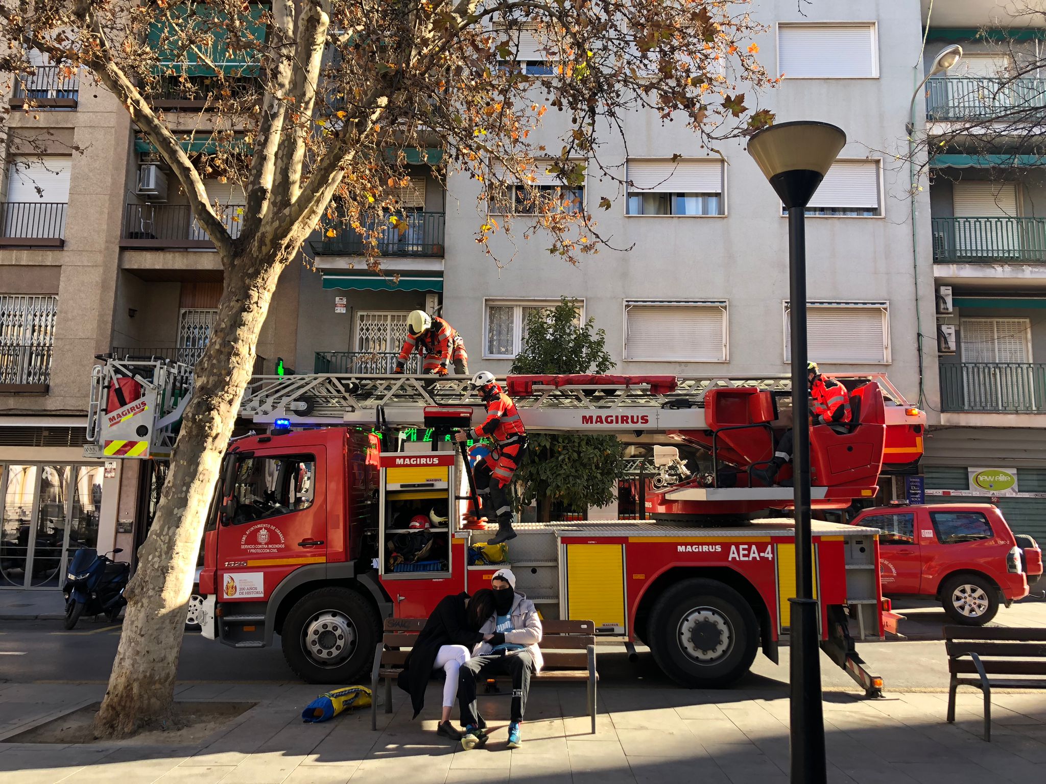 Rescatan a una mujer que había quedado atrapada en un balcón tras salir a fumar