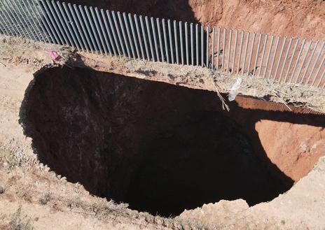 Imagen secundaria 1 - Peligro junto a la mina Los Lores por un socavón