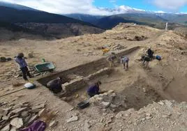 Trabajos de excavación arqueológica en los restos del castillo.