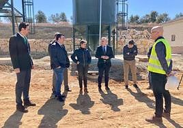 Pedro López, Soledad Aranda y Jesús Estrella visitan las obras de Jabalquinto junto a los profesionales.