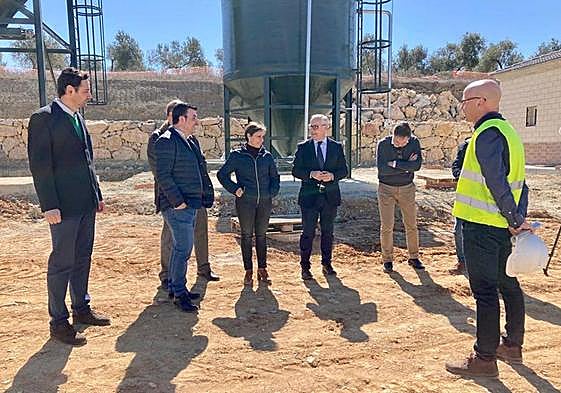 Pedro López, Soledad Aranda y Jesús Estrella visitan las obras de Jabalquinto junto a los profesionales.