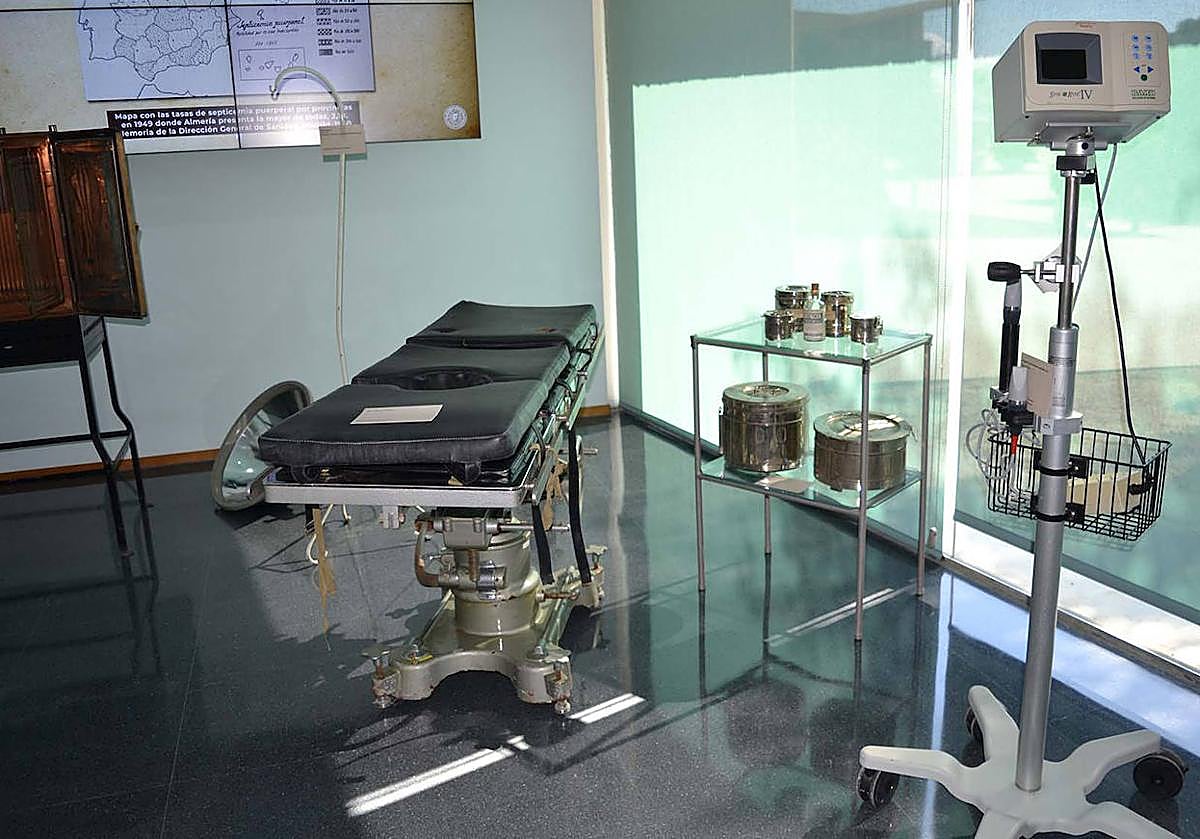 Antigua mesa de operaciones y vetusto material sanitario que puede verse en la muestra habilitada en el Edificio de Gobierno de la UAL.