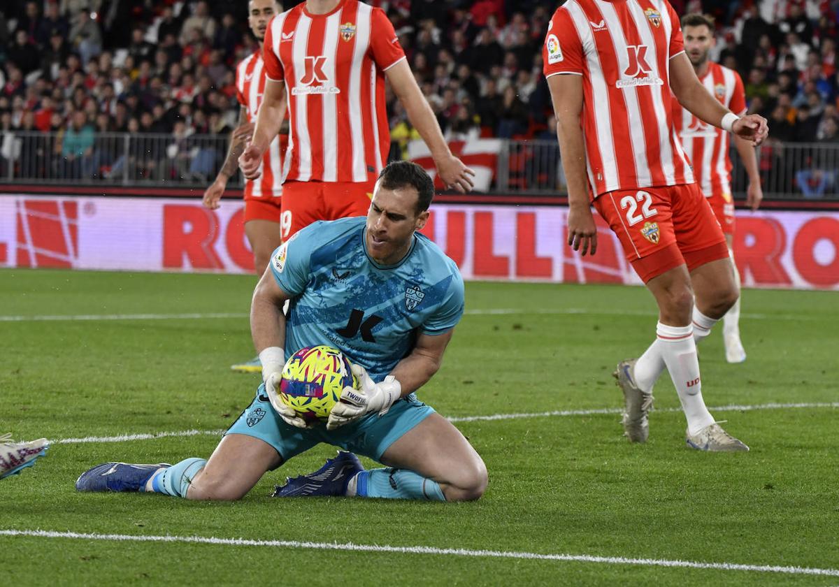 Fernando Martínez detiene el balón ante el Barcelona.