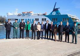 Representantes de los puertos, navieras y autoridades, posan en el muelle.