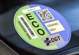 Los coches a los que la DGT deja sin pegatina pese a que sí les corresponde