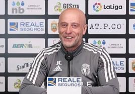 El entrenador del Burgos, Julián Calero, sonriente durante su comparecencia.