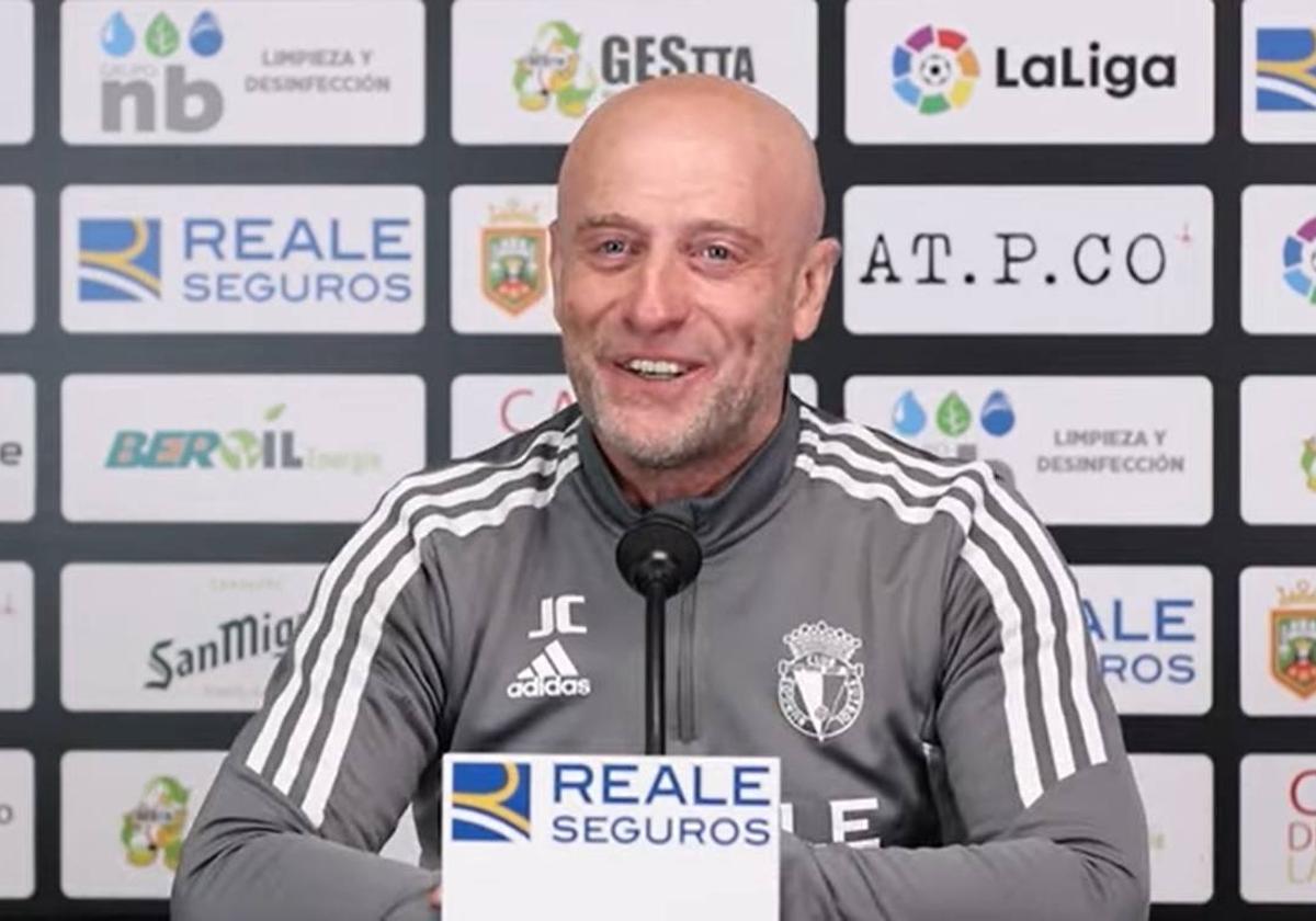 El entrenador del Burgos, Julián Calero, sonriente durante su comparecencia.