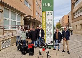 Personal con parte del nuevo material adquirido.