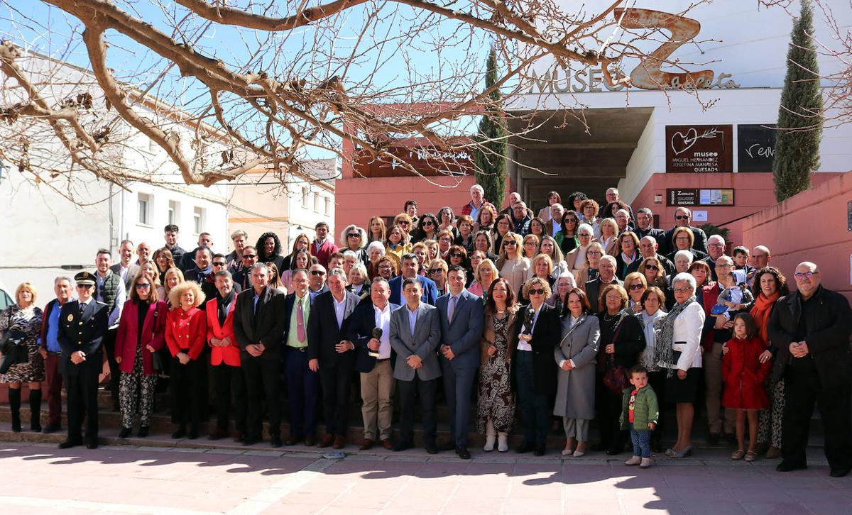 Premiados, autoridades y vecinos de Quesada durante la gala de los Premios Zabaleta 2023.