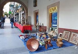 Antigüedades expuestas este sábado en los soportales de Deán Mazas.